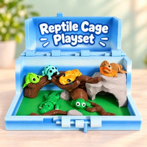 Könnte beinhalten: Ein blaues Reptile Cage Playset aus Kunststoff mit einem aufklappbaren Deckel, der den Text Reptile Cage Playset trägt. Im Inneren befinden sich Miniatur-Tierfiguren, darunter ein grüner Frosch, ein blauer gepunkteter Frosch, eine gelbe Eidechse, ein grünes Krokodil, eine Schildkröte und eine Bartagame auf einem grauen Felsen.