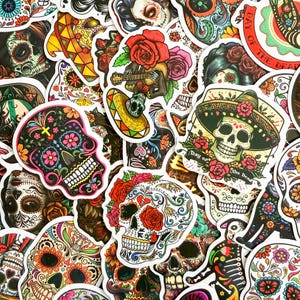 Pode incluir: Uma coleção de autocolantes coloridos do Dia dos Mortos. Os autocolantes apresentam caveiras de açúcar, rosas, sombreros e outros desenhos festivos. As caveiras são decoradas com padrões intrincados e cores vibrantes, perfeitas para decorar laptops, garrafas de água ou cadernos.