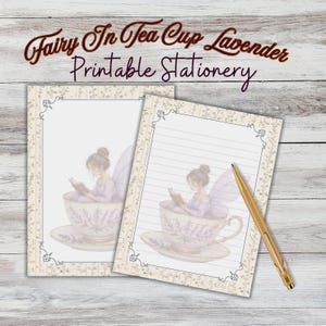 Peut inclure: Papeterie imprimable avec un design de fée dans une tasse à thé. La papeterie a un thème lavande avec une fée lisant un livre à l'intérieur d'une tasse à thé. Le texte "Fairy In Tea Cup Lavender Printable Stationery" est en haut.