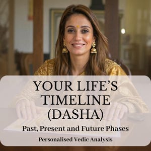 Op de afbeelding: Een persoon met lang bruin haar draagt gouden oorbellen en een goudkleurige top met patroon. De tekst luidt: YOUR LIFE'S TIMELINE (DASHA) Past, Present and Future Phases Personalised Vedic Analysis. Er is een gele bindi op het voorhoofd.