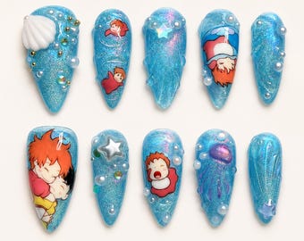 Linhora – Unhas Postiças Inspiradas em Ponyo – Arte Oceânica Baby Ponyo, Pingentes de Conchas 3D, Conjunto de Unhas Decoradas com Brilho Azul e Fantasia Marinha