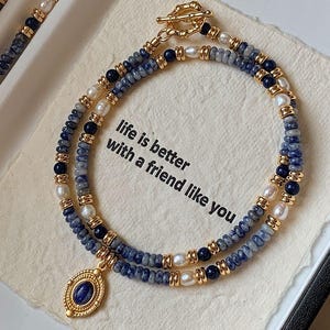 Halsband med naturlig lapis lazuli-ädelsten, orientalisk retropärla, berlock med himmelsk solstjärna