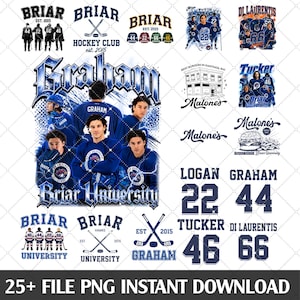 Op de afbeelding: Een verzameling digitale ontwerpen met hockeythema's. Inclusief teamlogo's, spelersnamen, rugnummers en de tekst "Briar University". De ontwerpen zijn in blauw en wit. De tekst "25+ FILE PNG INSTANT DOWNLOAD" is ook aanwezig.