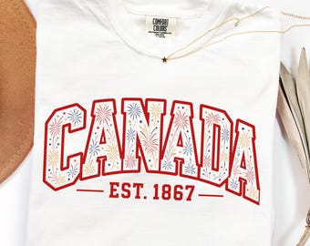 Camiseta Comfort Colors® de Canadá, Camiseta de fuegos artificiales de Canadá, Camiseta del Día de Canadá, Camiseta patriótica de 1867 con diseño de fuegos artificiales rojos, azules y dorados.