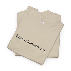 Camiseta de la era del minimalismo / camiseta con texto minimalista, top informal para el día a día / regalo con humor millennial