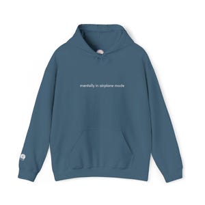 Sudadera con capucha bordada "Mentalmente en modo avión" / Sudadera con humor para introvertidos / Regalos para personas agotadas / Sudadera con capucha de texto sutil y elegante imagen 9