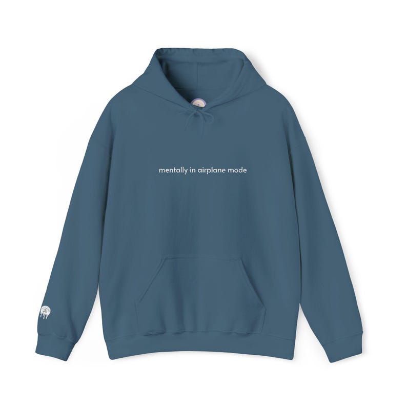 Sudadera con capucha bordada "Mentalmente en modo avión" / Sudadera con humor para introvertidos / Regalos para personas agotadas / Sudadera con capucha de texto sutil y elegante imagen 9