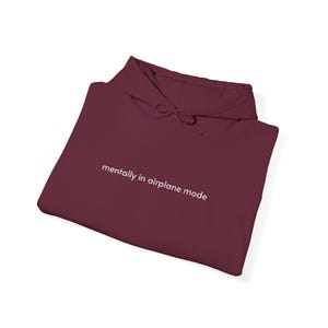 Sudadera con capucha bordada "Mentalmente en modo avión" / Sudadera con humor para introvertidos / Regalos para personas agotadas / Sudadera con capucha de texto sutil y elegante imagen 3