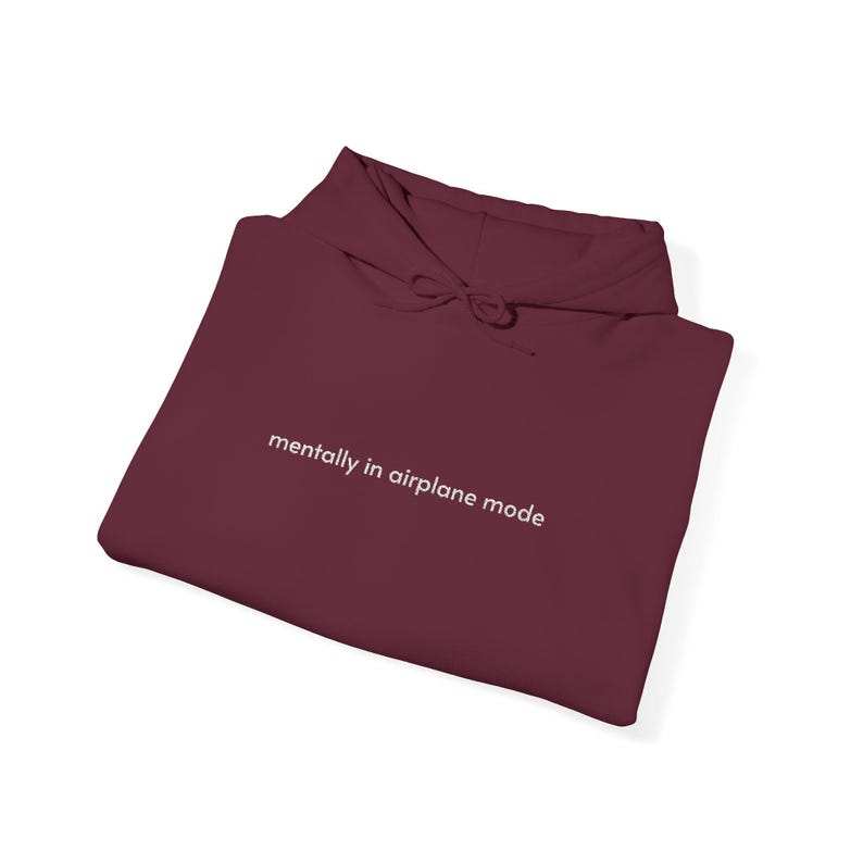 Sudadera con capucha bordada "Mentalmente en modo avión" / Sudadera con humor para introvertidos / Regalos para personas agotadas / Sudadera con capucha de texto sutil y elegante imagen 3