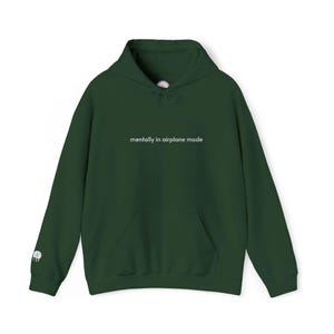 Sudadera con capucha bordada "Mentalmente en modo avión" / Sudadera con humor para introvertidos / Regalos para personas agotadas / Sudadera con capucha de texto sutil y elegante imagen 5