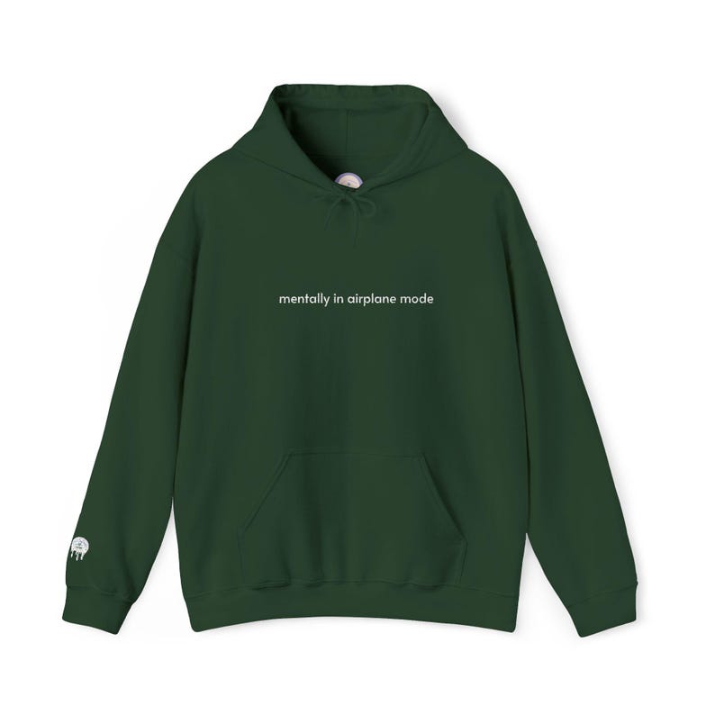 Sudadera con capucha bordada "Mentalmente en modo avión" / Sudadera con humor para introvertidos / Regalos para personas agotadas / Sudadera con capucha de texto sutil y elegante imagen 5