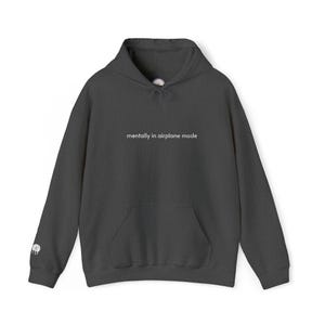 Sudadera con capucha bordada "Mentalmente en modo avión" / Sudadera con humor para introvertidos / Regalos para personas agotadas / Sudadera con capucha de texto sutil y elegante imagen 7