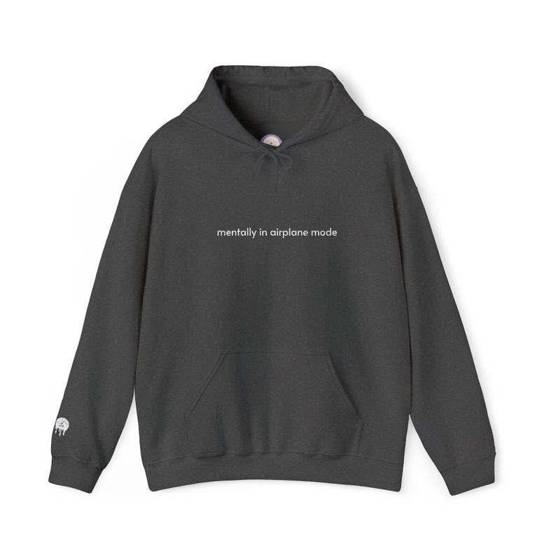 Sudadera con capucha bordada "Mentalmente en modo avión" / Sudadera con humor para introvertidos / Regalos para personas agotadas / Sudadera con capucha de texto sutil y elegante imagen 7