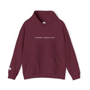 Sudadera con capucha bordada "Mentalmente en modo avión" / Sudadera con humor para introvertidos / Regalos para personas agotadas / Sudadera con capucha de texto sutil y elegante imagen 4