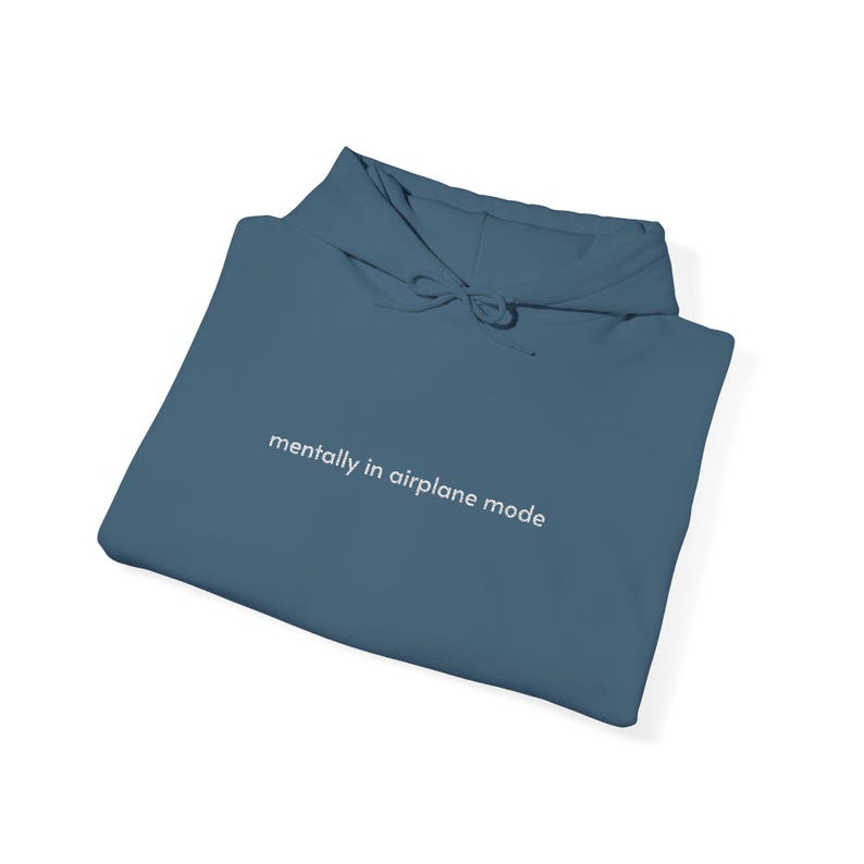 Sudadera con capucha bordada "Mentalmente en modo avión" / Sudadera con humor para introvertidos / Regalos para personas agotadas / Sudadera con capucha de texto sutil y elegante imagen 10