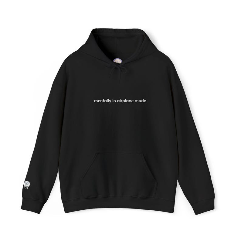 Sudadera con capucha bordada "Mentalmente en modo avión" / Sudadera con humor para introvertidos / Regalos para personas agotadas / Sudadera con capucha de texto sutil y elegante imagen 2