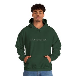 Sudadera con capucha bordada "Mentalmente en modo avión" / Sudadera con humor para introvertidos / Regalos para personas agotadas / Sudadera con capucha de texto sutil y elegante imagen 6