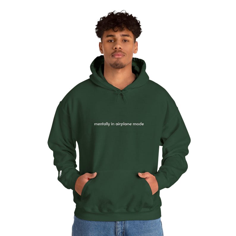 Sudadera con capucha bordada "Mentalmente en modo avión" / Sudadera con humor para introvertidos / Regalos para personas agotadas / Sudadera con capucha de texto sutil y elegante imagen 6