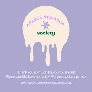 Puede incluir: Fondo lila claro con una forma cremosa y derretida. El texto "sweet messes" est&aacute; escrito a mano, con una estrella. Debajo est&aacute; la palabra "society" en verde. La imagen tambi&eacute;n incluye texto de agradecimiento y un enlace de Etsy.