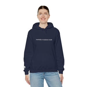 Sudadera con capucha bordada "Mentalmente en modo avión" / Sudadera con humor para introvertidos / Regalos para personas agotadas / Sudadera con capucha de texto sutil y elegante imagen 12