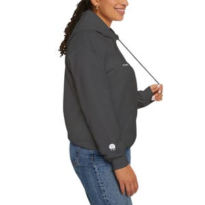 Sudadera con capucha bordada "Mentalmente en modo avión" / Sudadera con humor para introvertidos / Regalos para personas agotadas / Sudadera con capucha de texto sutil y elegante imagen 8