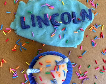 Kit personalizzato per cupcake di plastilina con nome di compleanno, giocattolo sensoriale con nome del bambino, regali di compleanno per bambine e bambini, lettere in resina glitterata personalizzate