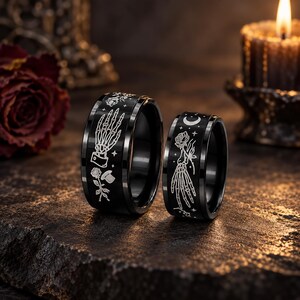 Zwarte ringen voor stellen met skelettenhandmotief, gepersonaliseerde gravure aan de binnenkant, waterdicht roestvrij staal, gotische bijpassende ringen, cadeau voor hem en haar