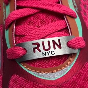 Run NYC - Athlete Inspired のランニングシューズタグ、NYC ランナーへのギフト、シューチャーム、ニューヨークシティジュエリー、NYC マラソンギフト