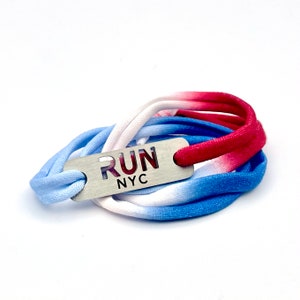 Run NYC ニューヨークシティ - Athlete Inspired の赤/白/青のジャージ ラップ ブレスレット、NYC ランナーへのギフト、ニューヨークシティ ラン、NYC マラソン ギフト