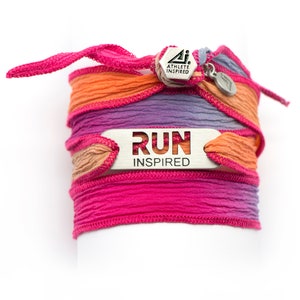 RUN Inspired - ランシルクラップブレスレット - ピンク、アスリートにインスパイアされたランニングジュエリー、ランナーへのギフト、ランニングのモチベーション、ランニングブレスレット