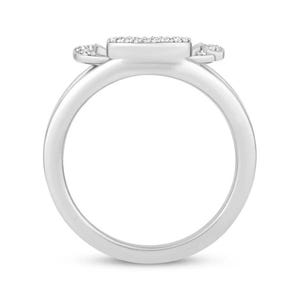 Op de afbeelding: Een zilveren ring met een rechthoekige middensteen en kleine accentstenen aan de zijkanten. De ring heeft een eenvoudig, elegant ontwerp, perfect voor dagelijks gebruik of speciale gelegenheden. De band is glad en gepolijst.
