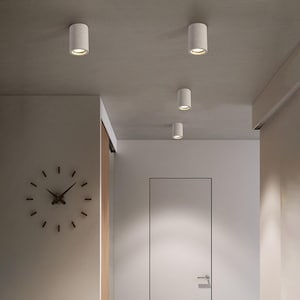 Spotlight i lera, spotlight i naturmaterial, handgjord konstlampa i keramik, minimalistisk accentlampa