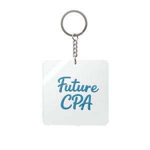 Könnte beinhalten: Ein weißer, quadratischer Schlüsselanhänger mit dem Text "Future CPA" in blauer Schrift. Der Schlüsselanhänger hat einen silbernen Metallring und eine Kette zum Befestigen an Schlüsseln oder Taschen. Das Design ist schlicht und sauber.