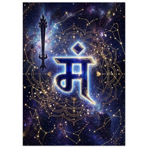 Puede incluir: Una impresión de temática celestial con un símbolo azul brillante, posiblemente un mantra, sobre un fondo de galaxia estrellada. Una espada negra está colocada a la izquierda. El diseño incluye un mandala dorado y constelaciones.