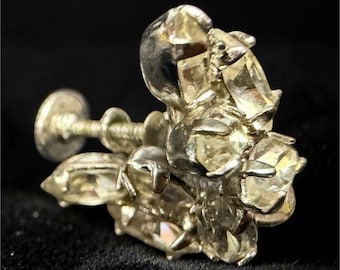 Brincos vintage com folhas de strass transparentes e fecho de rosca em tom dourado.