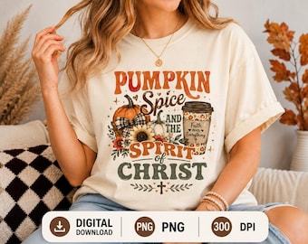 Puede incluir: Una camiseta color crema con un estampado gráfico que incluye el texto PUMPKIN SPICE AND THE SPIRIT OF CHRIST. El diseño muestra una calabaza con un lazo de cuadros, girasoles y un vaso de café con la frase Faith over Everything y una cruz.