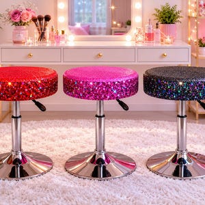Handgemaakte glitter make-upkrukken met sprankelende rode, felroze en zwarte holografische afwerkingen met verstelbare chromen voetstukken.