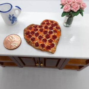Pizza de pepperoni y queso en forma de corazón en miniatura de arcilla polimérica para casa de muñecas