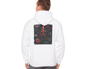 Puede incluir: Una sudadera con capucha blanca que presenta un gran gráfico cuadrado en la espalda. El estampado muestra un calamar rojo central rodeado de varias criaturas marinas oscuras y detalles en azul brillante sobre un fondo negro.