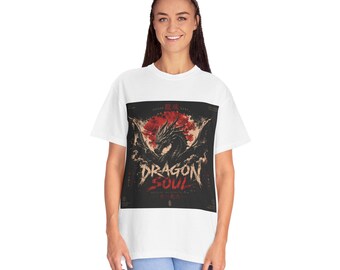 Puede incluir: Una camiseta blanca de manga corta con un gran gráfico rectangular en el pecho. El gráfico muestra la silueta de un dragón negro sobre un sol rojo, con el texto "DRAGON SOUL" en una fuente desgastada y caracteres asiáticos adicionales.