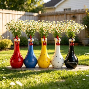 Könnte beinhalten: Fünf Keramikvasen in Hühnerform in den Farben Rot, Blau, Gelb, Weiß und Schwarz. Jede Vase hat weiße Punkte, einen roten Kamm und große Augen. Auf der schwarzen Vase steht der Text your name in weißen Buchstaben.