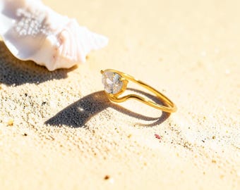 Anel minimalista em ouro 18K com zircônia cúbica em formato de gota d'água. Anel delicado e ajustável. Presente elegante para ela.