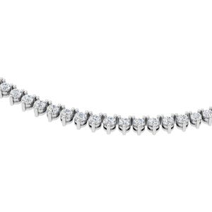 Puede incluir: Un collar curvo con una serie de diamantes redondos engastados en metal blanco. Los diamantes están espaciados uniformemente, creando un efecto brillante. El fondo es blanco, resaltando las gemas.