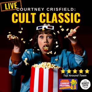 Puede incluir: Un cartel promocional de Courtney Crisfield: Cult Classic con una persona que lleva gafas 3D y lanza palomitas al aire. El texto dice LIVE, COURTNEY CRISFIELD: CULT CLASSIC, cinco estrellas amarillas, Tay Around Town y logotipos del festival.