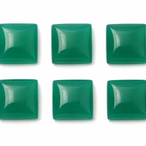 Op de afbeelding: Een set van zes vierkante cabochons in een effen, levendige smaragdgroene kleur. Elk stuk heeft een glad, gepolijst en licht gewelfd oppervlak met afgeronde randen, gerangschikt in twee rijen van drie tegen een effen witte achtergrond.