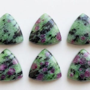 Rubis zoïsite naturel AAA taille trillion cabochon, pierre précieuse à dos plat pour la création de bijoux
