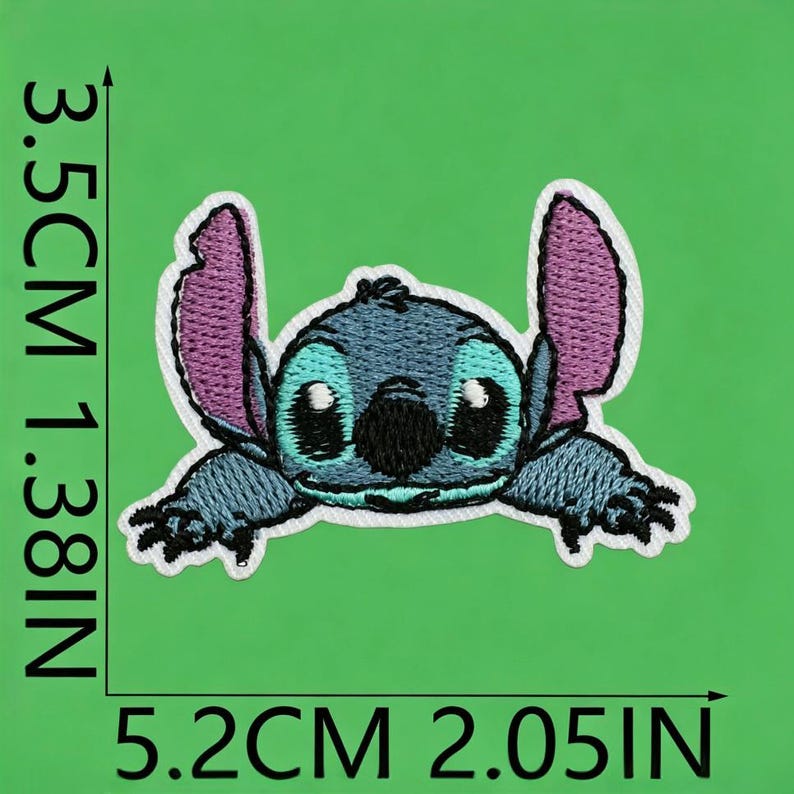 Op de afbeelding: Een geborduurde patch van het blauwe buitenaardse personage Stitch met grote paarse oren, zwarte ogen en een zwarte neus. De patch meet 3,5 cm bij 5,2 cm, zoals aangegeven door de zwarte meetlijnen op de afbeelding.