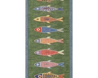 Tapete passante com estampa de peixes, feito à mão, nas cores azul e verde. Estilo contemporâneo, em lã. Ideal para corredores, cozinhas e ambientes com estilo boho.