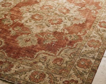 Tapete Oushak de lã, feito à mão, com estampa floral vintage em tons de terracota. Tecido à mão.