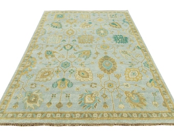 Tapete Oushak feito à mão, em lã com estampa floral azul-clara e dourada, estilo turco para decoração de casa.